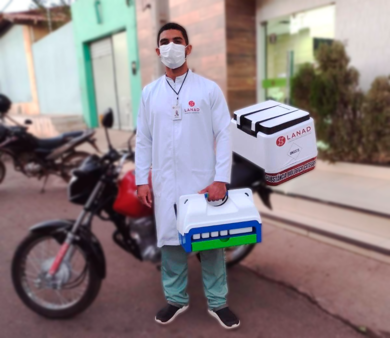 Profissional de saúde realizando coleta domiciliar